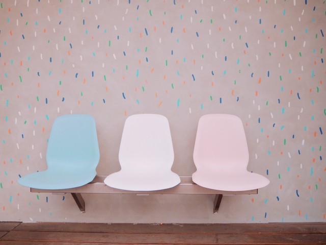 三色の椅子